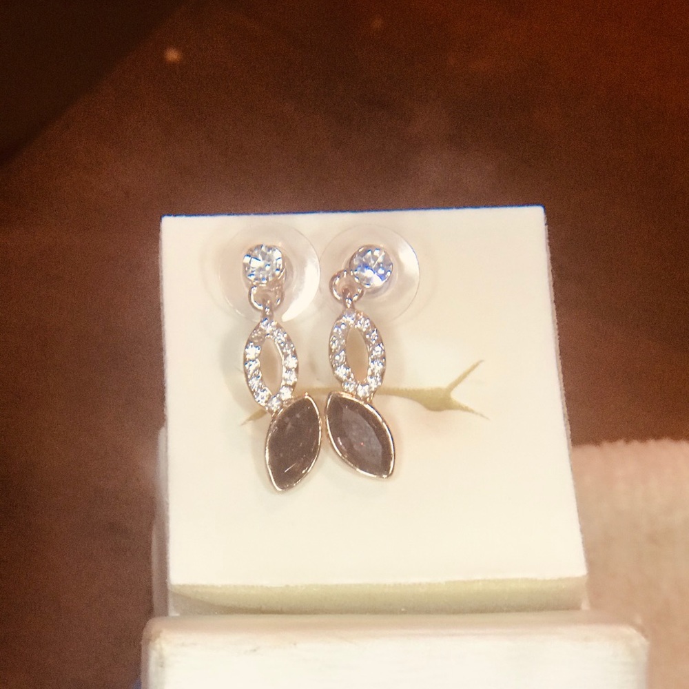 Amethyst Gold tone earrings. New, never worn.